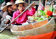 الأسواق العائمة .. تعج بالتجار والسياح