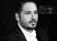 ابن رامي عياش يعزف على البيانو