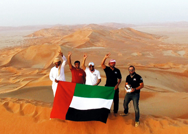 علم الإمارات فوق أعلى قمة رملية في العالم