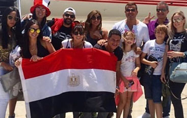 عمرو دياب بصحبة دينا الشربيني في روسيا