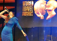 كارول سماحة غنت في حفل الـ  World Travel Awards بالعربي والإنكليزي