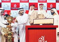 حمدان بن محمد بن راشد يتسلم كأس دبي العالمي للخيل